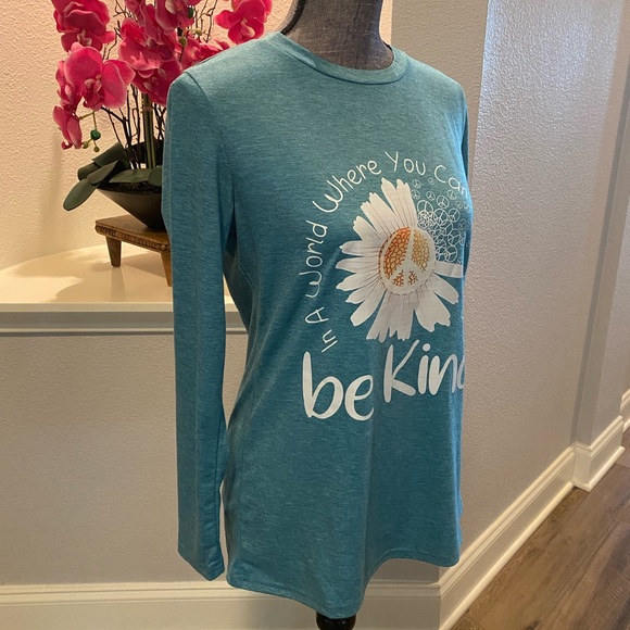 NWT Woman’s Long Sleeve Tee Be Kind Shirt - Picture 5 of 8